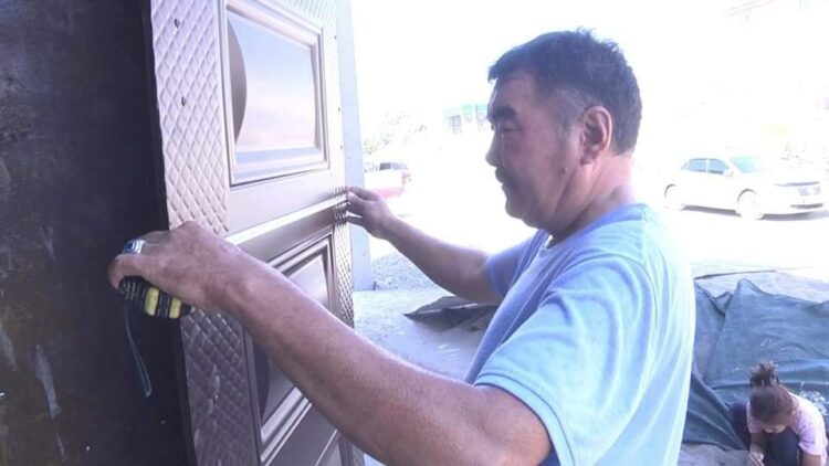 ТҮРКІСТАН: АҒАШТЫ «СӨЙЛЕТІП», ТЕМІРДЕН ТҮЙІН ТҮЙГЕН ЖЕТІСАЙЛЫҚ ШЕБЕР