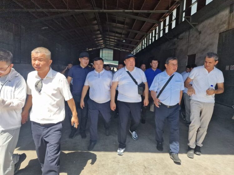 ТҮРКІСТАН: АУДАН ӘКІМДЕРІ КӘСІПКЕРЛІКТІ ЖАНДАНДЫРУ МАҚСАТЫНДА ӨЗБЕКСТАННЫҢ КӘСІПОРЫНДАРЫНА БАРДЫ