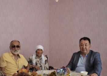 СОЗАҚ АУДАНЫНЫҢ ӘКІМІ ҒАСЫР ЖАСАҒАН СӘНДІКҮЛ ӘЖЕЙДІҢ ШАҢЫРАҒЫНДА БОЛЫП, ҚҰРМЕТ КӨРСЕТТІ