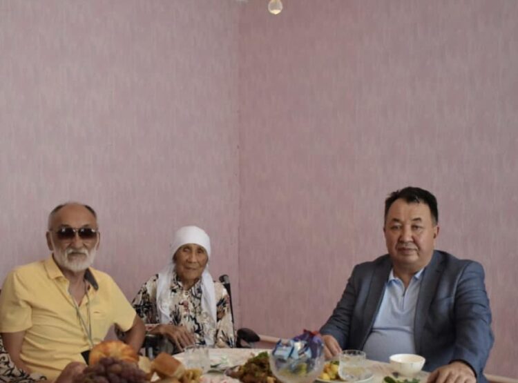 СОЗАҚ АУДАНЫНЫҢ ӘКІМІ ҒАСЫР ЖАСАҒАН СӘНДІКҮЛ ӘЖЕЙДІҢ ШАҢЫРАҒЫНДА БОЛЫП, ҚҰРМЕТ КӨРСЕТТІ