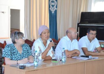 ТҮРКІСТАН: ЖЕТІСАЙЛЫҚТАРҒА ХАЛҚЫ АЗ ӨҢІРЛЕРГЕ  ҚОНЫС АУДАРУДЫҢ ТИІМДІЛІГІ ТҮСІНДІРІЛДІ