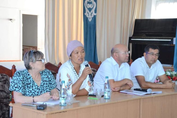 ТҮРКІСТАН: ЖЕТІСАЙЛЫҚТАРҒА ХАЛҚЫ АЗ ӨҢІРЛЕРГЕ ҚОНЫС АУДАРУДЫҢ ТИІМДІЛІГІ ТҮСІНДІРІЛДІ