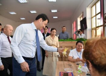 ДАРХАН САТЫБАЛДЫ КЕЛЕСТІК ДИҚАНДАРМЕН КЕЗДЕСТІ