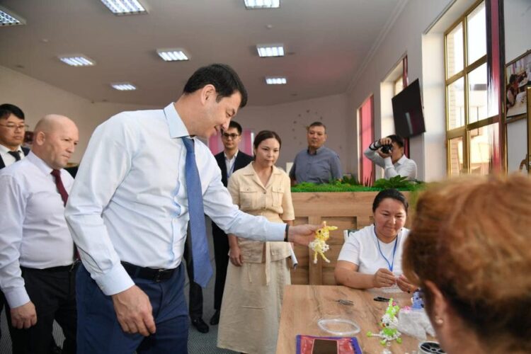 ДАРХАН САТЫБАЛДЫ КЕЛЕСТІК ДИҚАНДАРМЕН КЕЗДЕСТІ