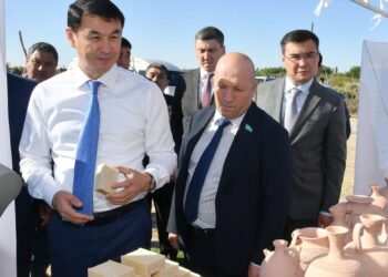 ДАРХАН САТЫБАЛДЫ ОТЫРАР АУДАНЫНЫҢ ШАРУАЛАРЫМЕН КЕЗДЕСТІ