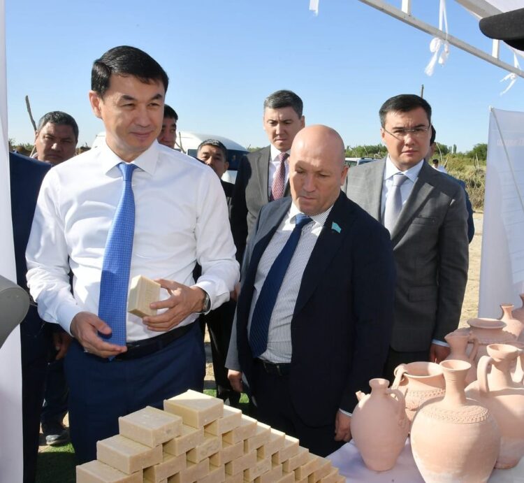 ДАРХАН САТЫБАЛДЫ ОТЫРАР АУДАНЫНЫҢ ШАРУАЛАРЫМЕН КЕЗДЕСТІ