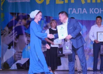 ТҮРКІСТАН: БӘЙДІБЕКТІК ЖАСТАР ЖАЛҒЫЗБАСТЫ АНАҒА БАСПАНА СЫЙЛАДЫ