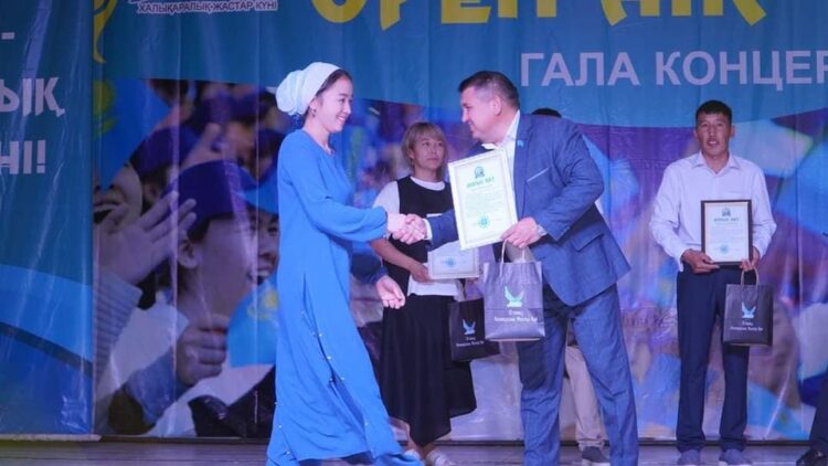 ТҮРКІСТАН: БӘЙДІБЕКТІК ЖАСТАР ЖАЛҒЫЗБАСТЫ АНАҒА БАСПАНА СЫЙЛАДЫ