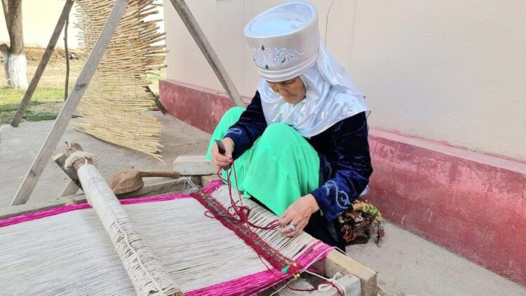 ҰЛТТЫҚ ҚОЛӨНЕРДІ ҚОЛҒА АЛҒАН ЖЕТІСАЙЛЫҚ ӘЖЕЛЕР