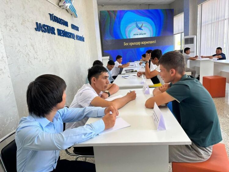 ТҮРКІСТАН: ОБЛЫСТЫҚ ЖАСТАР ОРТАЛЫҒЫНДА БОС ЖҰМЫС ОРЫНДАРЫНЫҢ ЖӘРМЕҢКЕСІ ӨТТІ