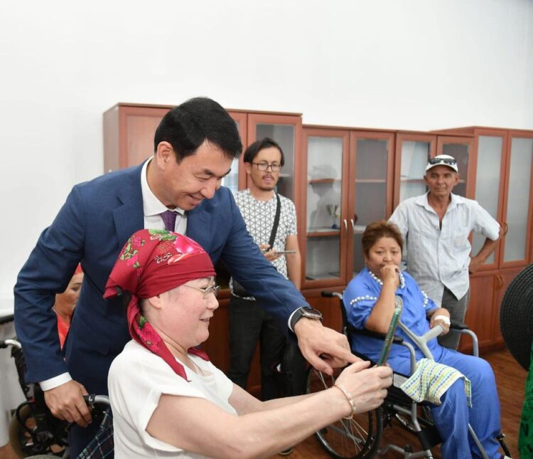 ДАРХАН САТЫБАЛДЫМЕН КЕЗДЕСКЕН МҮГЕДЕК ЖАНДАР ЖЕКЕ МӘСЕЛЕЛЕРІН КӨТЕРДІ