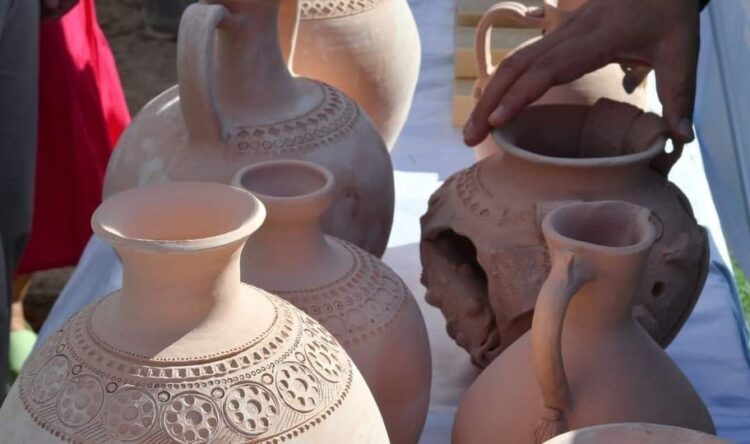 ОТЫРАРЛЫҚ АЗАМАТ КЕРАМИКАЛЫҚ ЖӘДІГЕРЛЕРДІҢ ҮЛГІСІМЕН КӘДЕСЫЙЛАР ДАЙЫНДАП САТЫЛЫМҒА ШЫҒАРУДА