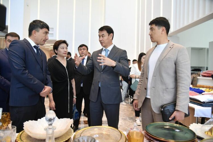 ТҮРКІСТАНДА ӨҢІР ЖӘНЕ ҚЫТАЙ ТАУАРЛАРЫНЫҢ КӨРМЕСІ АШЫЛДЫ