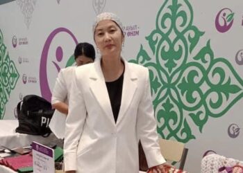 ТҮРКІСТАН: 53 ЖАСТАҒЫ СОЗАҚТЫҚ КӘСІПКЕР ТОҚЫМА ТОҚЫП, ТАБЫСЫН АРТТЫРУДА