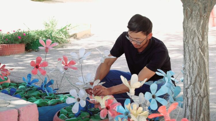 ТҮРКІСТАН: КЕЛЕСТЕ ҚОЛӨНЕРДІ ЖАНЫНА СЕРІК ЕТКЕН ЕРЕКШЕ АЗАМАТ ТҰРАДЫ