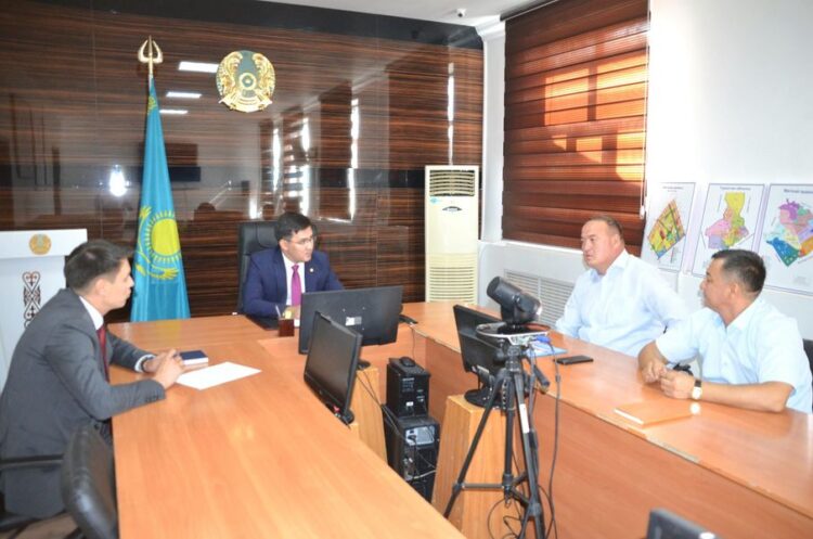 ЖЕТІСАЙ АУДАНЫНЫҢ ӘКІМІ ҚАНТ ӨНДІРУ ЗАУЫТЫН САЛУҒА НИЕТТІ ИНВЕСТОРМЕН КЕЗДЕСТІ