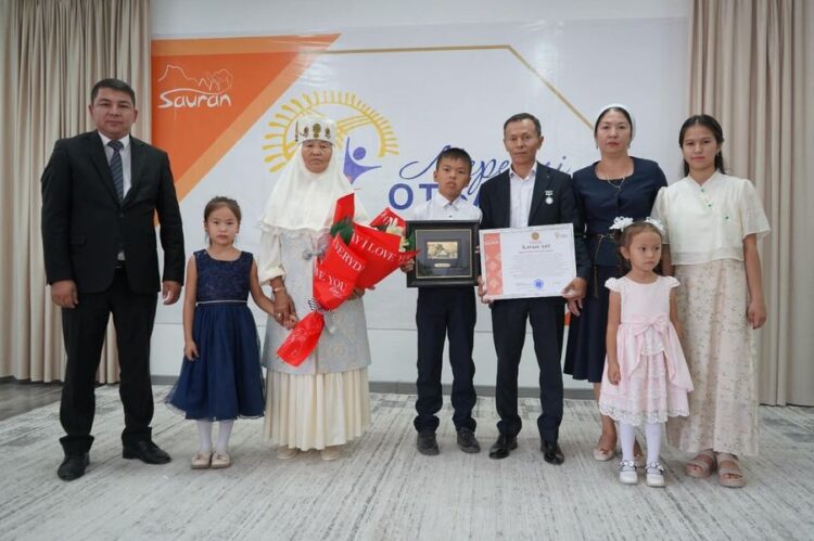 ТҮРКІСТАН: САУРАНДА «МЕРЕЙЛІ ОТБАСЫ – 2023» ҰЛТТЫҚ БАЙҚАУЫНЫҢ ЖЕҢІМПАЗДАРЫ МАРАПАТТАЛДЫ