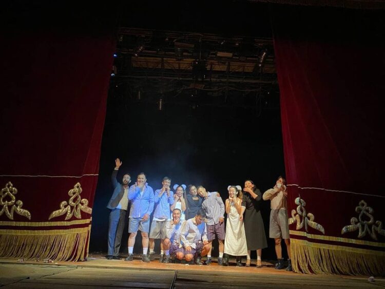 ТҮРКІСТАН: ЖЕТІСАЙ ТЕАТРЫНДА ЖАҢА ПРЕМЬЕРА САХНАЛАНДЫ