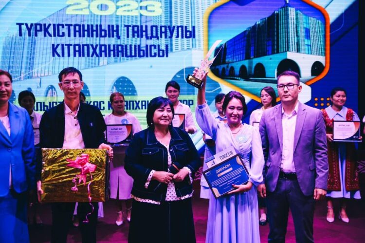 ТҮРКІСТАН: ОТЫРАРЛЫҚ ЖАС КІТАПХАНАШЫ ОБЛЫСТЫҚ БАЙҚАУДА ЖЕҢІМПАЗ АТАНДЫ