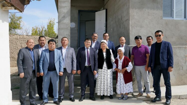 ТҮРКІСТАН: ҚАЗЫҒҰРТТЫҚ ЖОМАРТ ЖАНДАР ЖАЛҒЫЗБАСТЫ АНАҒА БАСПАНА СЫЙЛАДЫ