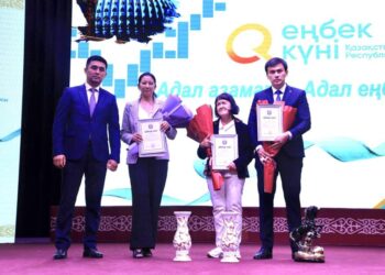 ТҮРКІСТАНДА ЕҢБЕК АДАМДАРЫНА ҚҰРМЕТ КӨРСЕТІЛДІ