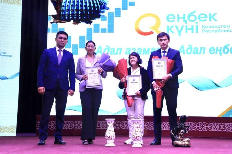 ТҮРКІСТАНДА ЕҢБЕК АДАМДАРЫНА ҚҰРМЕТ КӨРСЕТІЛДІ