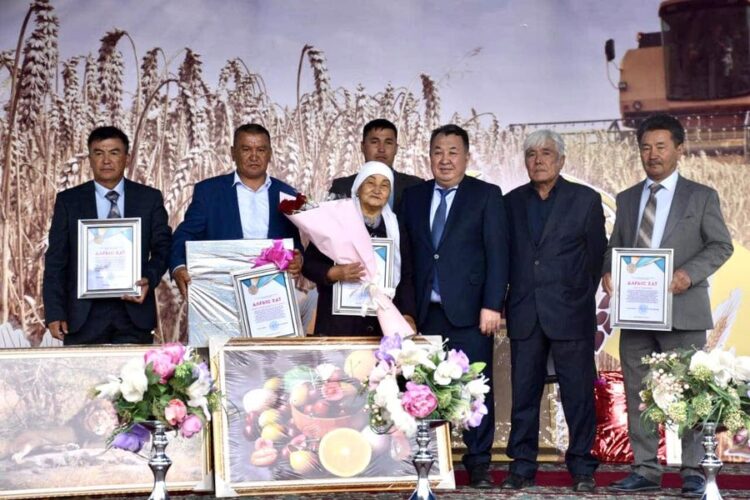 ТҮРКІСТАН: СОЗАҚТА АУЫЛ ШАРУАШЫЛЫҒЫ САЛАСЫ ӨКІЛДЕРІНЕ ҚҰРМЕТ КӨРСЕТІЛДІ