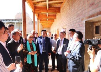 ТҮРКІСТАН: КЕНТАУДА БҰҚАР ЖЫРАУДЫҢ МЕМОРИАЛ ТАҚТАСЫ ҚОЙЫЛДЫ