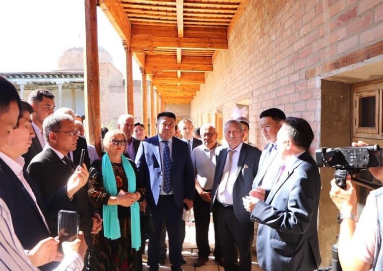 ТҮРКІСТАН: КЕНТАУДА БҰҚАР ЖЫРАУДЫҢ МЕМОРИАЛ ТАҚТАСЫ ҚОЙЫЛДЫ