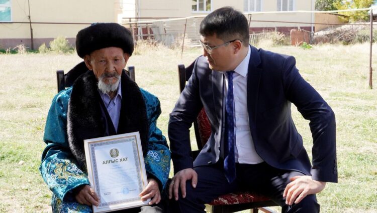 ЖҮЗДЕН АСҚАН ҚАРИЯЛАРҒА ҚҰРМЕТ КӨРСЕТТІ