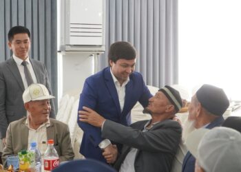 БӘЙДІБЕК: АУДАН ӘКІМІ АРДАГЕРЛЕР МЕН ҚАРТТАРҒА ҚҰРМЕТ КӨРСЕТТІ