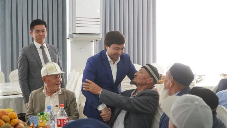 БӘЙДІБЕК: АУДАН ӘКІМІ АРДАГЕРЛЕР МЕН ҚАРТТАРҒА ҚҰРМЕТ КӨРСЕТТІ