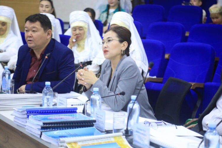 ТҮРКІСТАНДА КӨРКЕМӨНЕРПАЗДАР ҰЖЫМДАРЫНА «ХАЛЫҚТЫҚ» (ҮЛГІЛІ) АТАҚ БЕРУ ЖӨНІНДЕГІ КОМИССИЯ ОТЫРЫСЫ ӨТТІ