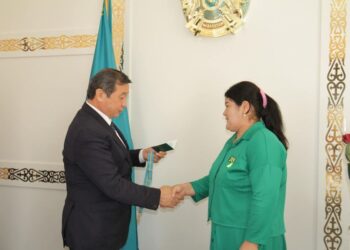 ТҮРКІСТАН: МАҚТААРАЛДА 11 МЫҢНАН АСТАМ КӨПБАЛАЛЫ АНА ТҰРАДЫ