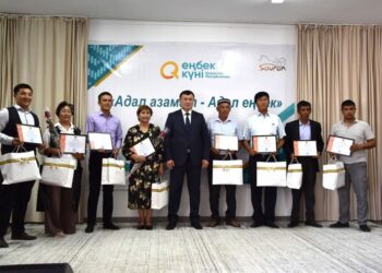 ТҮРКІСТАН: САУРАНДА ЕҢБЕК АДАМДАРЫНА ҚҰРМЕТ КӨРСЕТІЛДІ