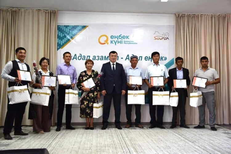 ТҮРКІСТАН: САУРАНДА ЕҢБЕК АДАМДАРЫНА ҚҰРМЕТ КӨРСЕТІЛДІ