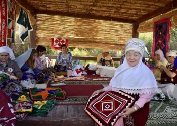 ТҮРКІСТАН: ЭТНОС ӨКІЛДЕРІ «ҰЛТТЫҚ БҰЙЫМ – ҰЛТ МҰРАСЫ» БАЙҚАУЫНДА ҚАЗАҚТЫҢ ҚОЛӨНЕРІН ҰЛЫҚТАДЫ