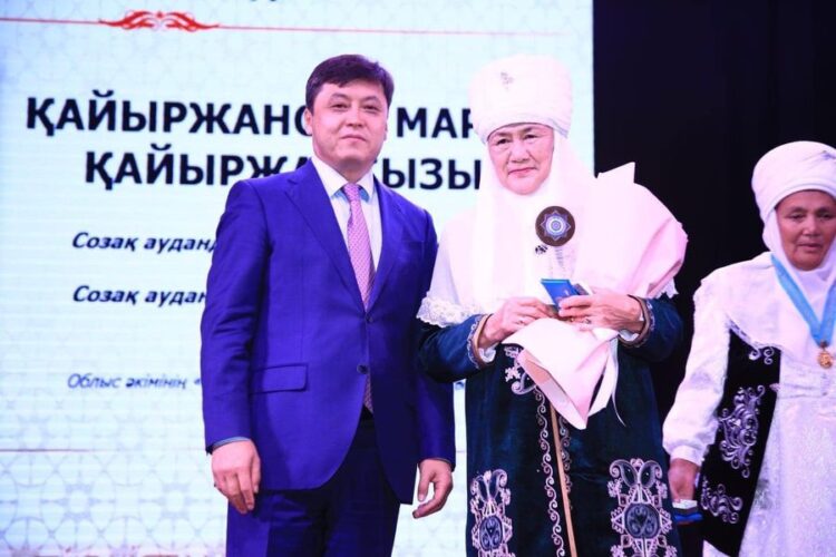 ТҮРКІСТАНДА ҚАРТТАР МЕН АРДАГЕРЛЕР АРДАҚТАЛДЫ