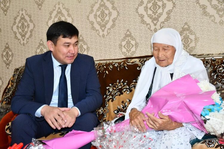 ORDABASY: АУДАН ӘКІМІ АРДАГЕРЛЕРДІ АРНАЙЫ БАРЫП ҚҰТТЫҚТАДЫ