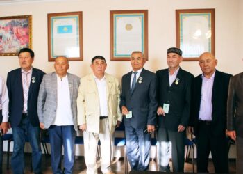 ШАРДАРАДА МЕРЕКЕ ҚАРСАҢЫНДА ЕҢБЕК АРДАГЕРЛЕРІ МАРАПАТТАЛДЫ