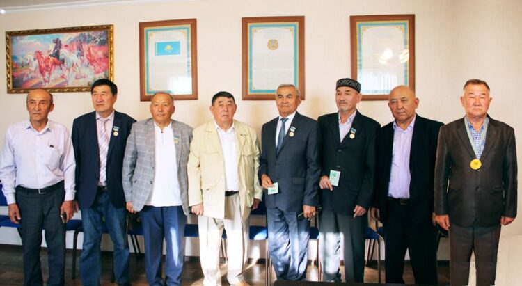 ШАРДАРАДА МЕРЕКЕ ҚАРСАҢЫНДА ЕҢБЕК АРДАГЕРЛЕРІ МАРАПАТТАЛДЫ