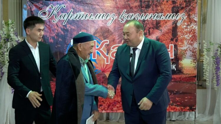 КЕЛЕС АУДАНЫНЫҢ ӘКІМІ АРДАГЕРЛЕРГЕ ҚҰРМЕТ КӨРСЕТТІ