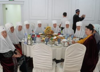 ТҮРКІСТАН: БӘЙДІБЕКТЕ ҚАРТТАР КҮНІНЕ ОРАЙ АУДАН ҚАРИЯЛАРЫНА ҚҰРМЕТ КӨРСЕТІЛДІ