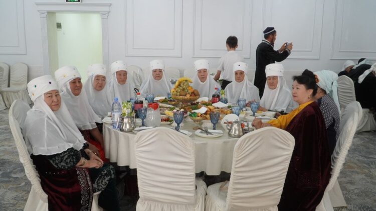 ТҮРКІСТАН: БӘЙДІБЕКТЕ ҚАРТТАР КҮНІНЕ ОРАЙ АУДАН ҚАРИЯЛАРЫНА ҚҰРМЕТ КӨРСЕТІЛДІ