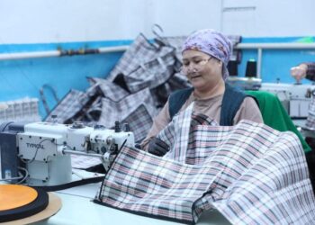 ТҮРКІСТАН: САРЫАҒАШТА ТӘУЛІГІНЕ 5000 ДАНА СӨМКЕ ТІГЕТІН КӘСІПОРЫН БАР