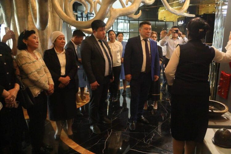 ТҮРКІСТАН ЖҰРТШЫЛЫҒЫНА ҚАЖЫМҰҚАН МҰҢАЙТПАСОВТАН ҚАЛҒАН ЖӘДІГЕРЛЕР КӨРСЕТІЛДІ