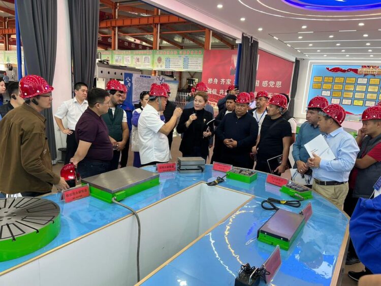 ТҮРКІСТАН ОБЛЫСЫНЫҢ ДЕЛЕГАЦИЯСЫ  ҚЫТАЙДАҒЫ ІРІ КӘСІПОРЫНДАРДЫ АРАЛАДЫ