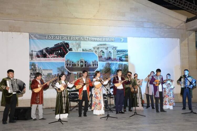 ТҮРКІСТАН ОБЛЫСЫНЫҢ ӨНЕРПАЗДАРЫ КӨРШІ АУДАНДАРДЫ АРАЛАП, ӨНЕР КӨРСЕТІП ЖҮР