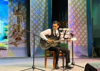 ТҮРКІСТАН: ОТЫРАРДА ЕСЖАН АЙНАБЕКОВТЫ ЕСКЕ АЛУҒА АРНАЛҒАН ЖЫР МҮШӘЙРАСЫ ӨТТІ