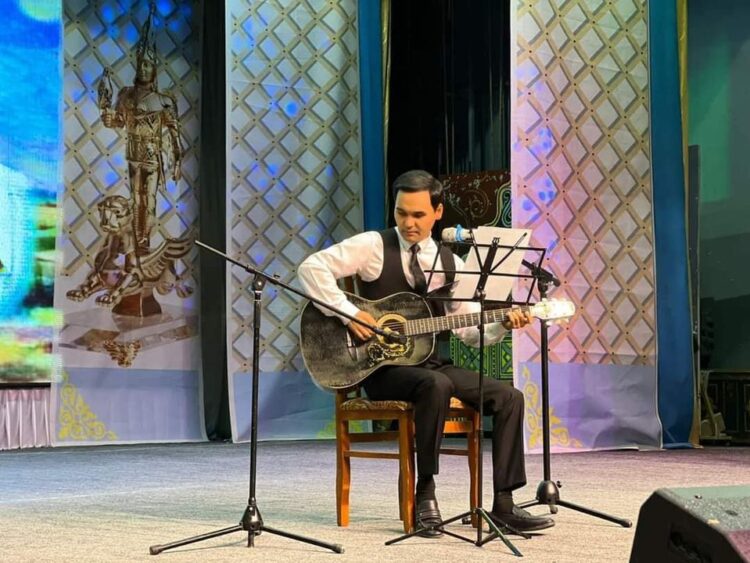 ТҮРКІСТАН: ОТЫРАРДА ЕСЖАН АЙНАБЕКОВТЫ ЕСКЕ АЛУҒА АРНАЛҒАН ЖЫР МҮШӘЙРАСЫ ӨТТІ